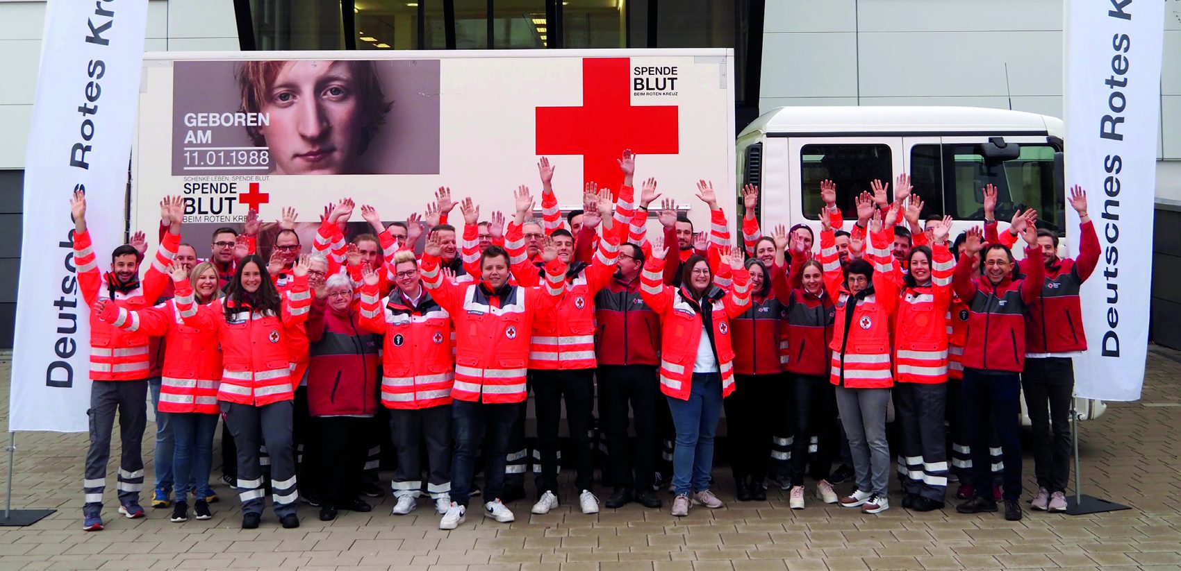 Große Gruppe ehrenamtlicher Helferinnen und Helfer des DRK Essingen.